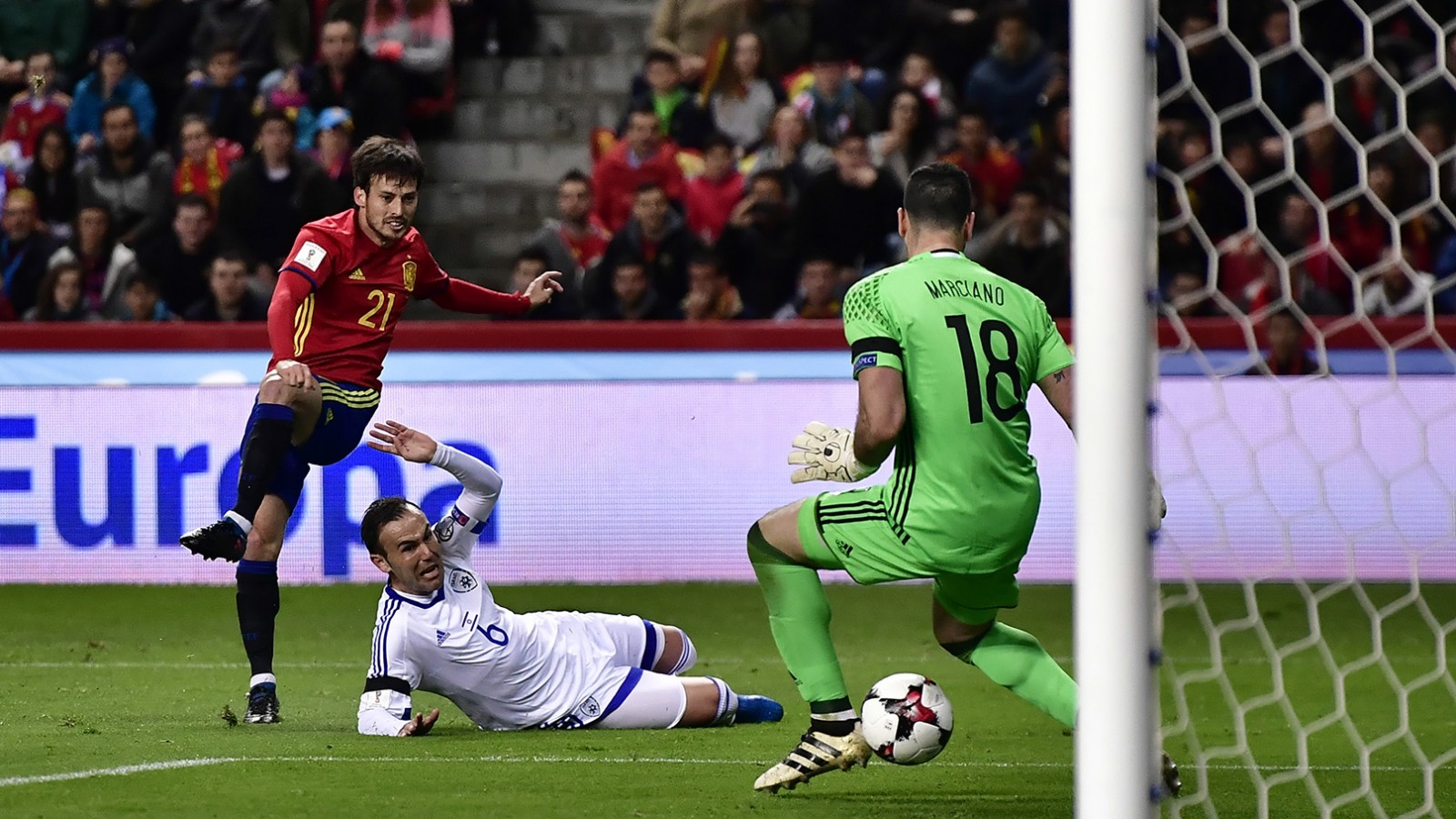 דייגו סילבה כובש את השער הראשון לזכות נבחרת ספרד (צילום: AP Photo/Alvaro Barrientos).