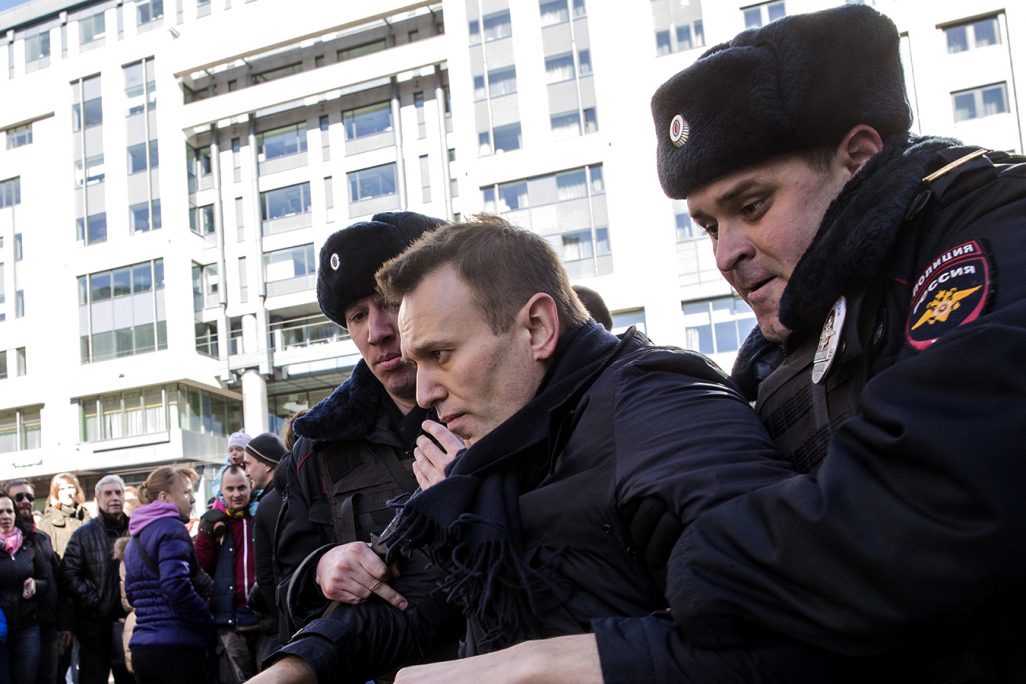 שוטרים עוצרים את אלכסיי נבלני בזמן ההפגנה במוסקבה (צילום: Evgeny Feldman for Alexey Navalny's campaign photo via AP).