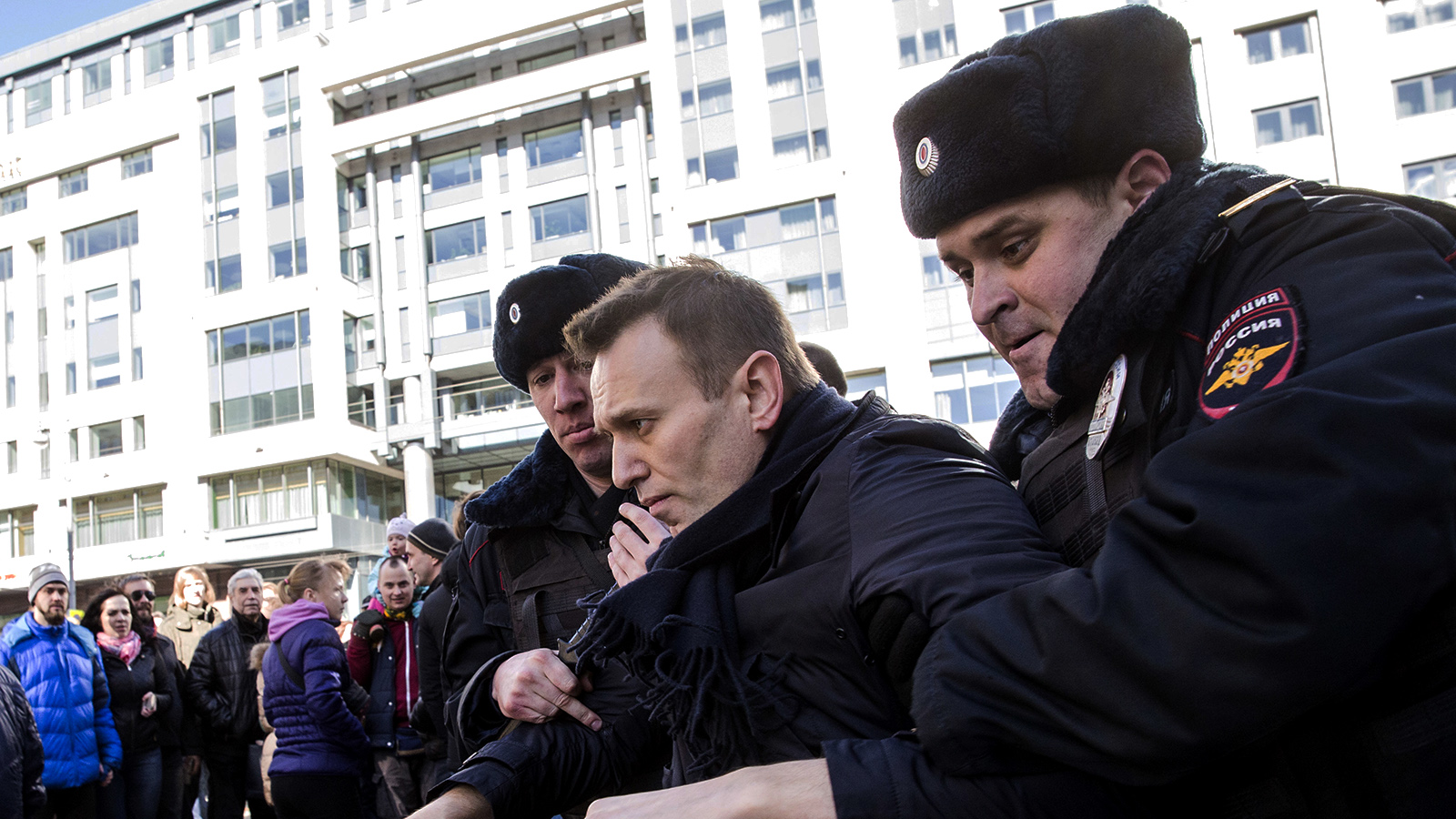 שוטרים עוצרים את אלכסי נבלני בזמן ההפגנה במוסקווה (צילום: Evgeny Feldman for Alexey Navalny's campaign photo via AP).