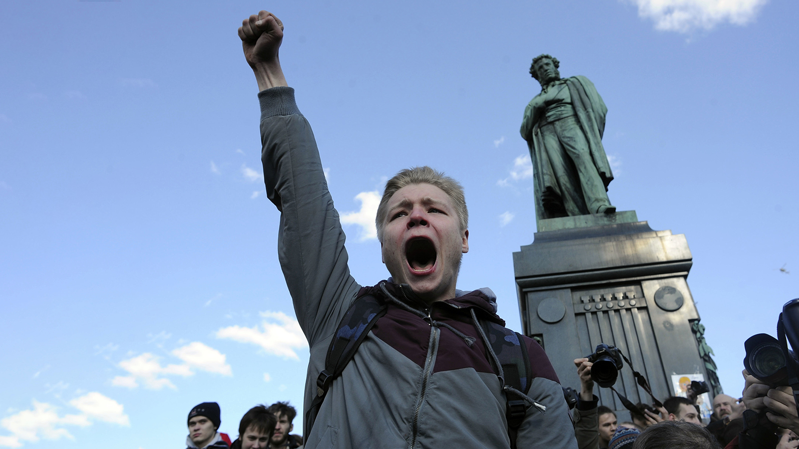 מפגין בהפגנה נגד הממשלה בהפגנה במוסקבה (צילום: AP Photo/Andrew Lubimov).