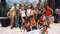 תמונה של ג'ניה מהתקופה שהיה חניך נעלה במאיר שפיה. בתמונה נמצאת הקבוצה שאיתה התחנך במשך שלוש שנים בכפר בטיול בתל אביב. ג'ניה הוא הנער מימין בחולצה האדומה (צילום באדיבות המצולם).