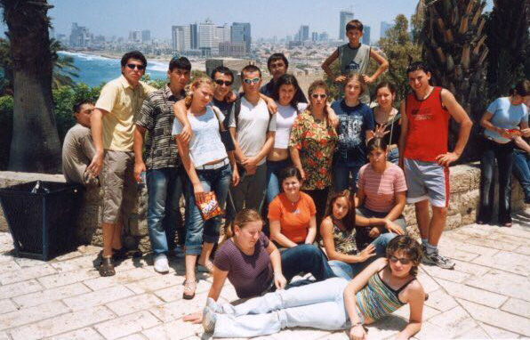 תמונה של ג'ניה מהתקופה שהיה חניך נעלה במאיר שפיה. בתמונה נמצאת הקבוצה שאיתה התחנך במשך שלוש שנים בכפר בטיול בתל אביב. ג'ניה הוא הנער מימין בחולצה האדומה (צילום באדיבות המצולם).