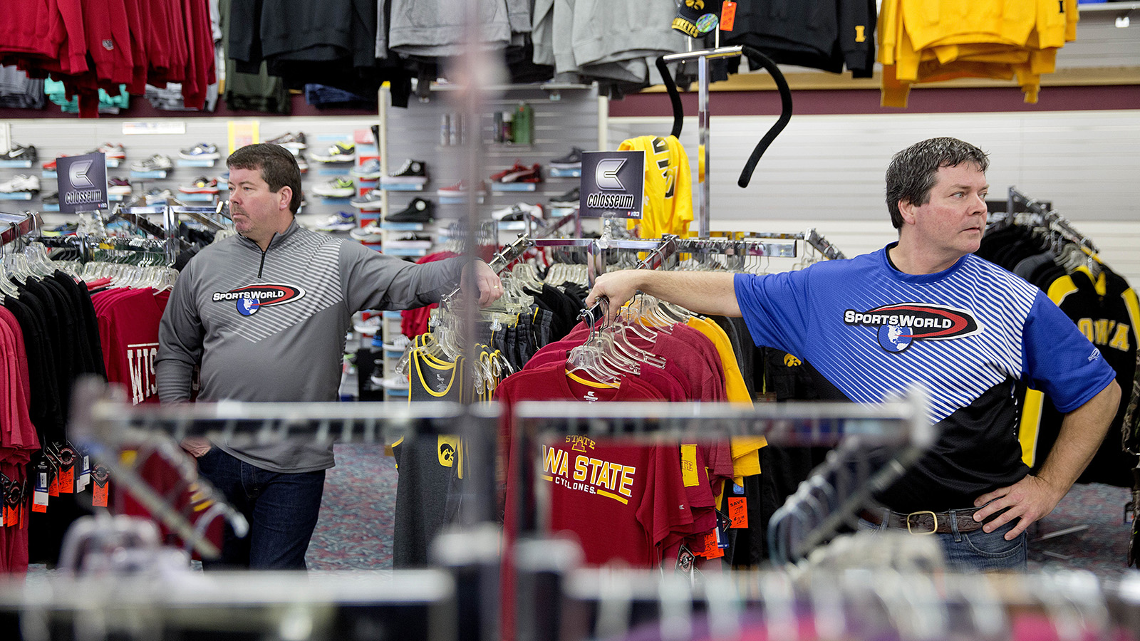 עובדים בחנות ספורט בארה״ב (צילום: AP Photo/David Goldman).