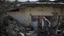 אדם יוצא מהריסות ביתו במוסול שהופצץ במהלך הלחימה בימים האחרונים. 24 במרץ (צילום: AP Photo/Felipe Dana).