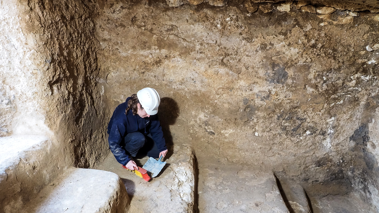 מנהלת החפירה, שרה הירשברג, באחד המקוואות שנחשפו. (צילום: אסף פרץ, באדיבות רשות העתיקות).