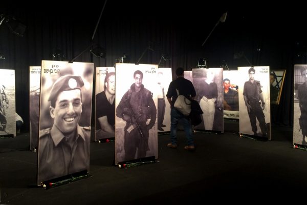 מיצג "73 פנים של ישראליות" בכיכר רבין (צילום: דבר ראשון)