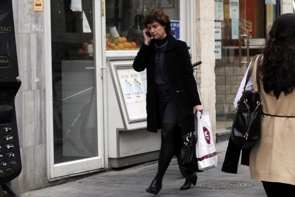 נשים מדברות בטלפונים ברחובות ירושלים (למצולמות אין קשר לכתבה, צילום: לואיס פישר / פלאש90).