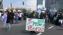עובדי חיפה כימיקלים חוסמים את הכביש בסמוך לעזריאלי, בסוף מרץ 2017 (צילום: יח״צ ועד העובדים).