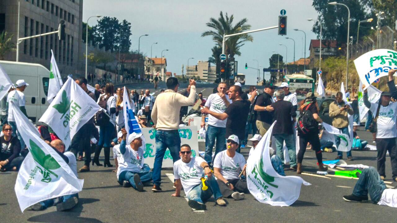 עובדי חיפה כימיקלים חוסמים את הכביש בסמוך לעזריאלי (צילום: יח״צ ועד העובדים).