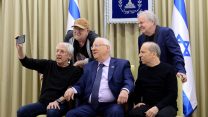 לקראת חגיגות יום העצמאות הקליט הנשיא את חלקו ב״מקהלה האינטרנטית״ לשיר "נתתי לה חיי" (צילום: מארק ניימן/ לע"מ).