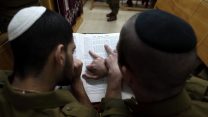 חיילים בנחל החרדי לומדים יחד (צילום: יעקב נאומי / פלאש90).