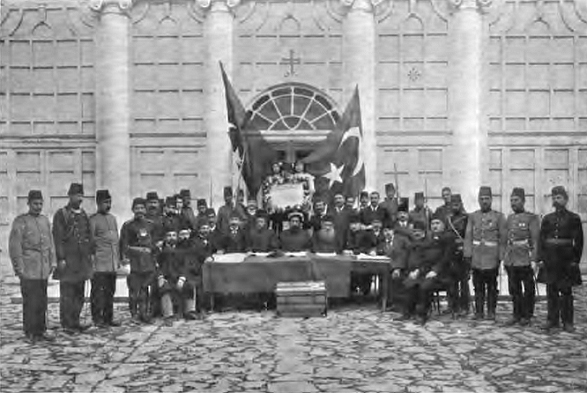 הכרזה על מהפכת הטורקים הצעירים ב-1908. (צילום: Charles Roden Buxton / ויקימדיה קומונס)