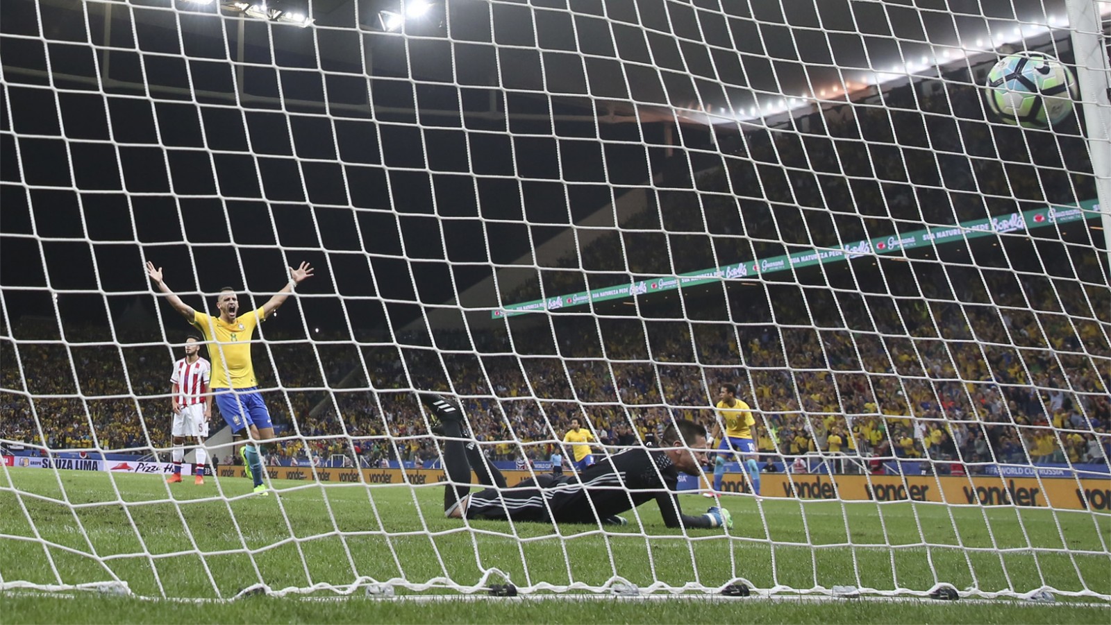 נבחרת ברזיל מנצחת את פארגואיי (צילום: AP Photo/Andre Penner).