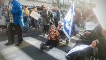 הפגנת נכים בכיכר רבין (צילום: דבר)