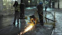עובדי משמרת לילה בירושלים (צילום: לואי פישר / פלאש 90).