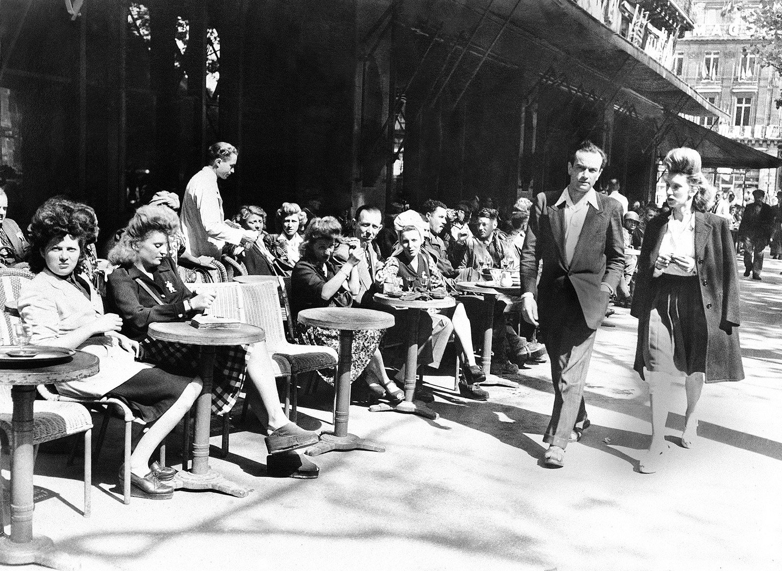 בתי קפה בפריז, 1944 (צילום ארכיון: AP Photo/Pool).