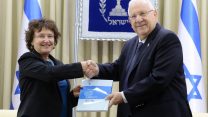 נשיא המדינה ראובן ריבלין מקבל דו"ח בנק ישראל לשנת 2016 מנגידת הבנק קרנית פלוג ( (צילום: מארק ניימן\לע"מ)