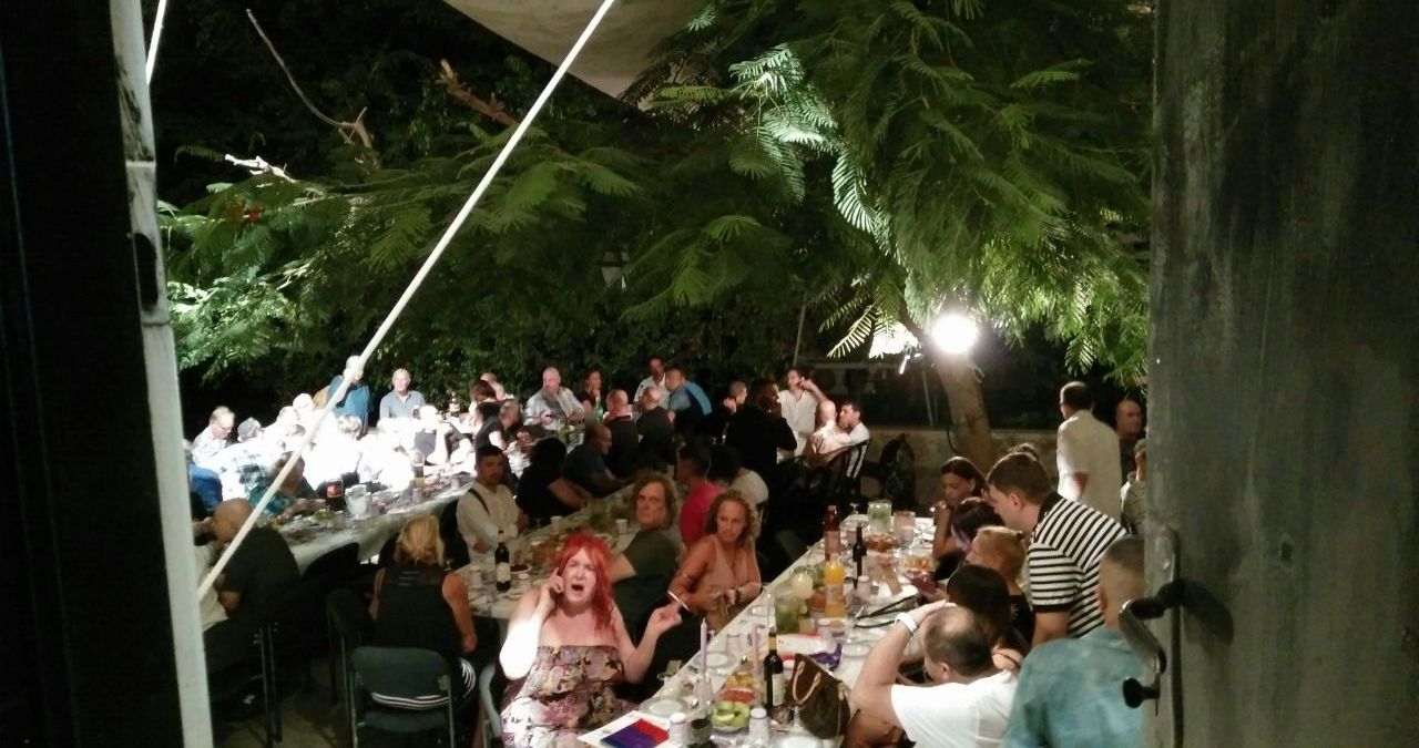 ארוחת חג במרכז הגאה בתל-אביב (צילום: האגודה למען הלהט״ב בישראל).