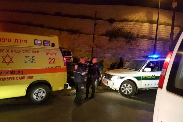 פיגוע דקירה בירושלים: לוחמת ולוחם נפצעו בינוני וקל, המחבל בן ה-16 נורה ונהרג