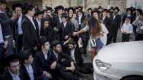 חרדים מהפלג הירושלמי מפגינים בירושלים, 3/4/17 (צילום: יונתן זינדל  פלאש90)