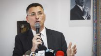 גדעון סער מכריז על חזרתו לפוליטיקה במסיבת עיתונאים בעכו, 3 באפריל 2017 (צילום: מאיר ועקנין  פלאש90)