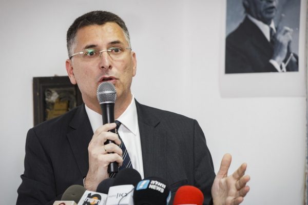 גדעון סער מכריז על חזרתו לפוליטיקה במסיבת עיתונאים בעכו, 3 באפריל 2017 (צילום: מאיר ועקנין  פלאש90)