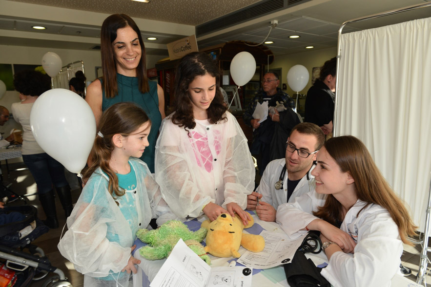ענבל אנגלר עם בנותיה בבית החולים לדובים (צילום: דרור מילר)