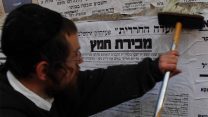 תליית פשקווילים בירושלים, הקוראים למכירת חמץ, 2008 (תמונה: גיל יערי פלאש90)