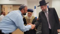 מכירת החמץ של משטרת ישראל לרבנים הראשיים לקראת פסח התשע"ז (תמונה: דוברות הרבנות הראשית)