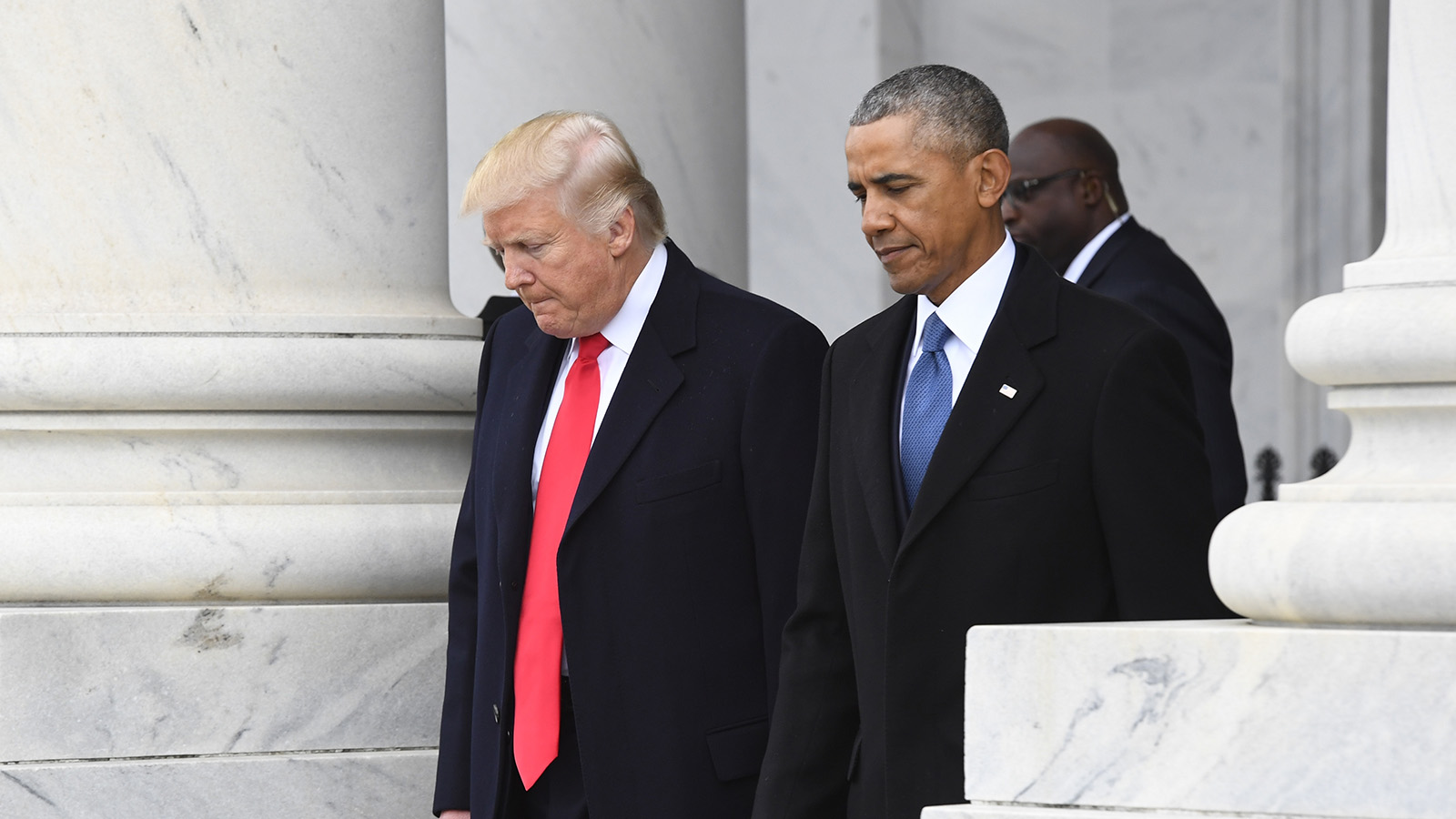 הנשיא המכהן דונלד טראמפ לצד המשיא לשעבר ברק אובמה הטקס החלפת השלטונות בבית הלבן (צילום: Jack Gruber/Pool Photo via AP).