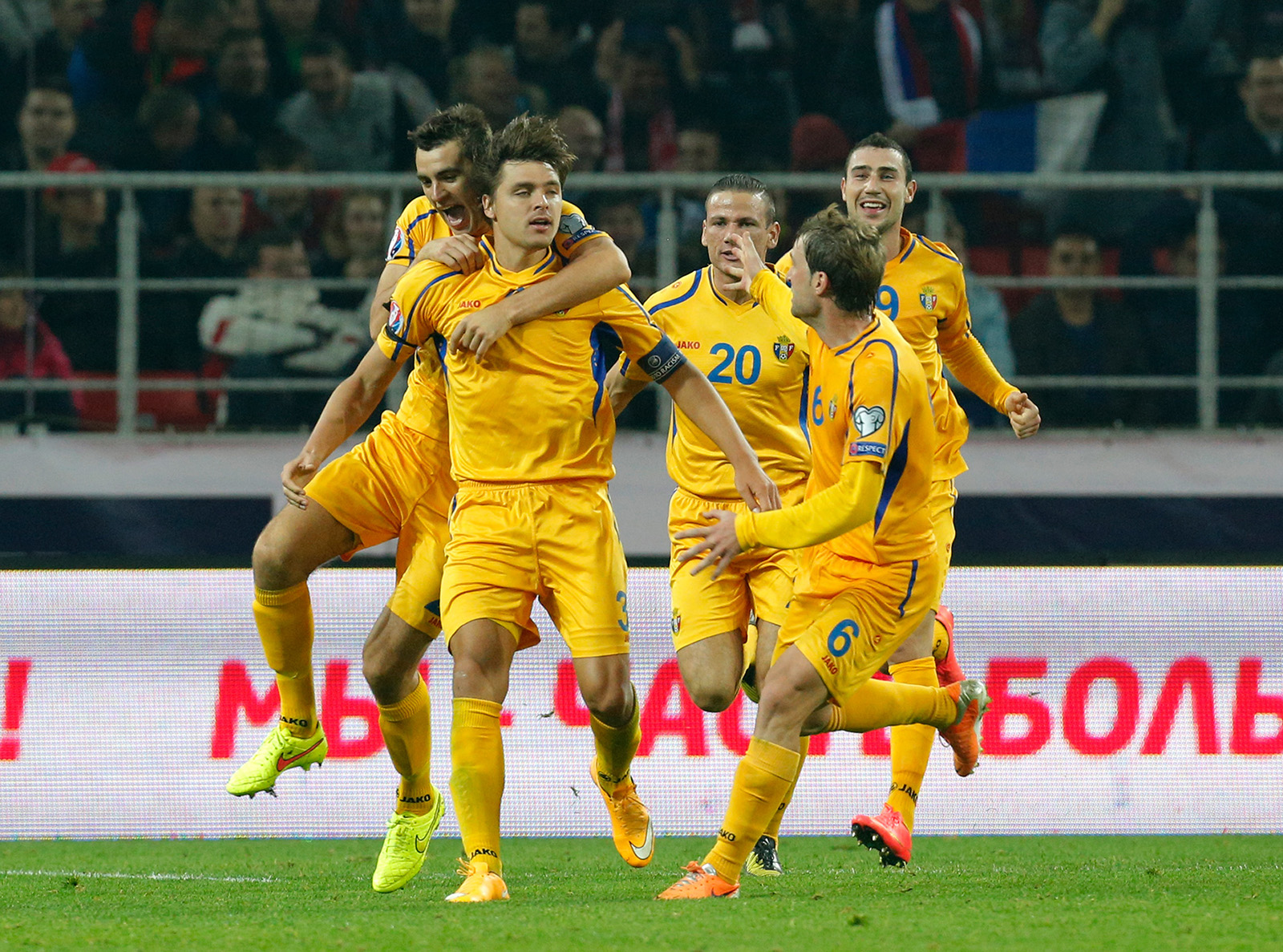נבחרת מולדובה במשחק נגד נבחרת רוסיה, 2014. איפה מסל? (צילום: AP Photo/Alexander Zemlianichenko).