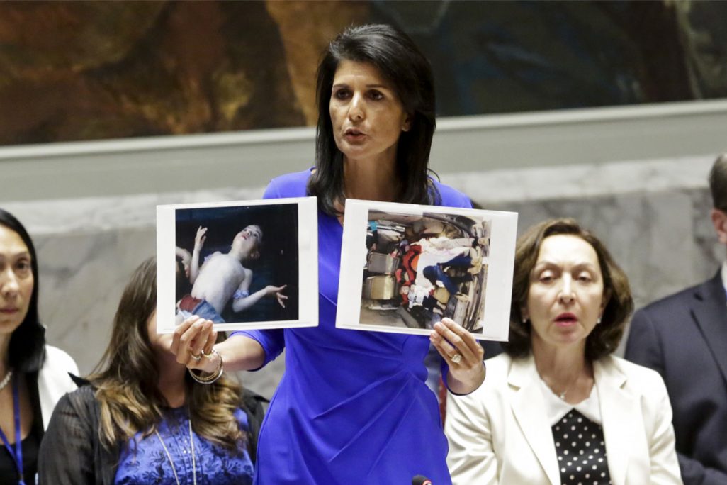 שגרירת ארה"ב באו"ם, ניקי היילי, מציגה תמונות של קורבנות מתקפות הנשק הכימי בסוריה בפגישת מועצת הבטחון (צילום: AP Photo/Bebeto Matthews)