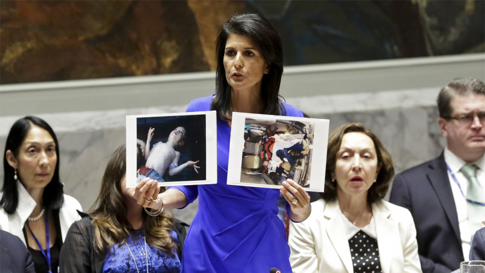 שגרירת ארה&quot;ב באו&quot;ם, ניקי היילי, מציגה תמונות של קורבנות מתקפות הנשק הכימי בסוריה בפגישת מועצת הבטחון (צילום: AP Photo/Bebeto Matthews)