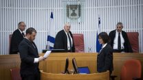 השופטים ובראשם השופט חנן מלצר נכנסים לבית המשפט העליון לדיון בנושא האמוניה 4 לאפריל 2017 (צילום: יונתן זינדל/ פלאש 90).