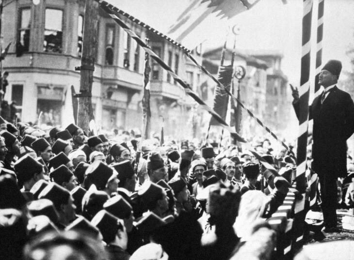 מוסטפא כמאל אטאטורק בבורסה, 1924. (צילום: wikimedia)