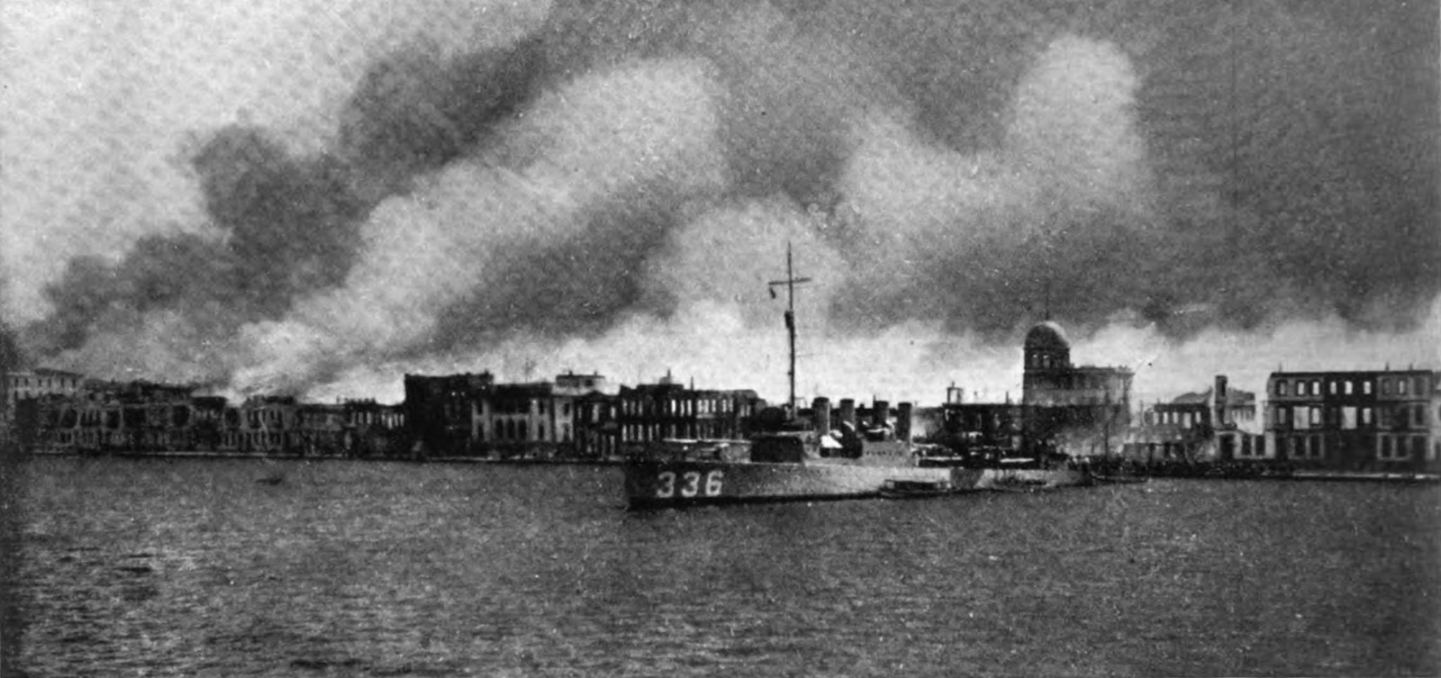 ספינת חילל הים האמריקנית USS Litchfield שסייעה בחילוץ ניצולים מהשריפה הגדולה באיזמיר, ספטמבר 1922. (צילום: International Newsreel/ wikimedia).