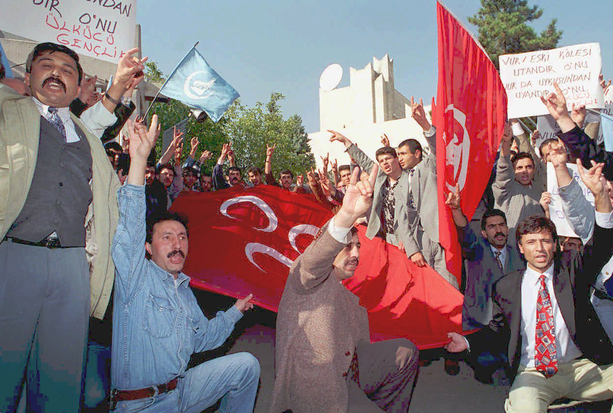 חמישים פעילים של הזאבים האפורים מפגינים מול שגרירות לוב באנקרה, אוקטובר 1996, אחרי שממשלת לוב הביעה תמיכה במורדים הכורדים. (צילום: AP Photo/Anatolia).