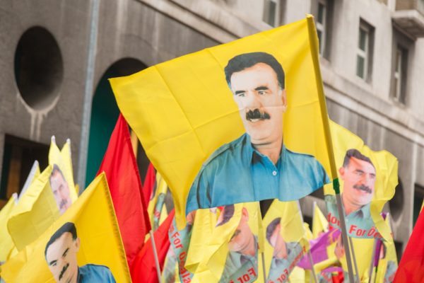 מפגינים כורדים נושאים דגלים עם פרצופו של מנהיגם הכלוא, עבדוללה אג'לאן, בדרישה מממשלת טורקיה תשחרר אותו ממאסר באופן מידי. (צילום: Tinxi / Shutterstock.com).
