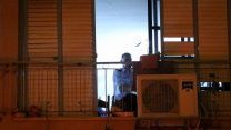 שוטר בוחן את הזירה בה נמצא הילד (צילום: פלאש 90).