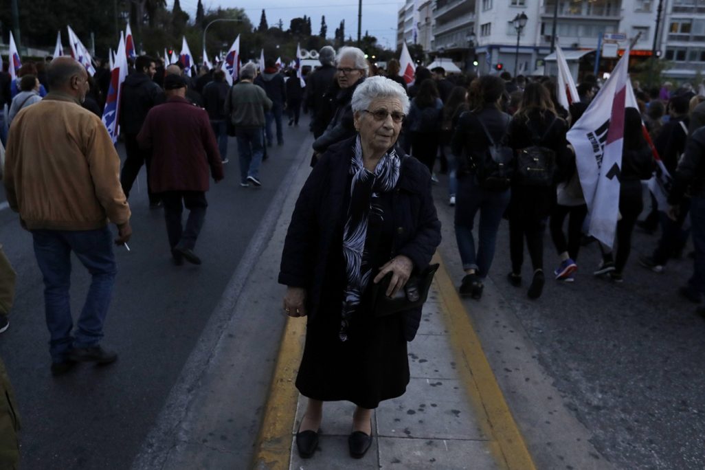 אישה מבוגרת בהפגנה של ארגון ה-PAME השמאל כלכלי כנגד תכנית החילוץ של יוון (צילום: AP Photo/Thanassis Stavrakis).
