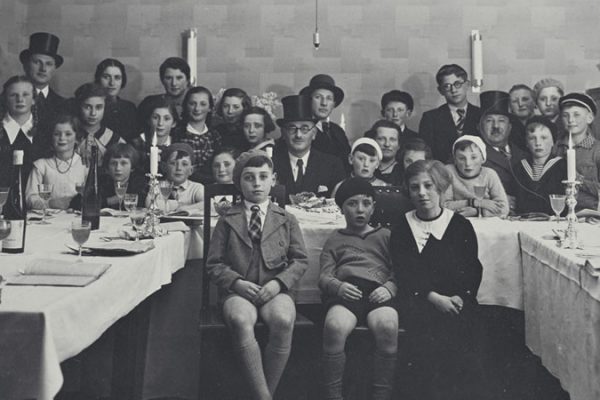 סדר פסח בבית משפחת בריל 1934 (צילום: Center for Jewish History, NYC/ flicker).