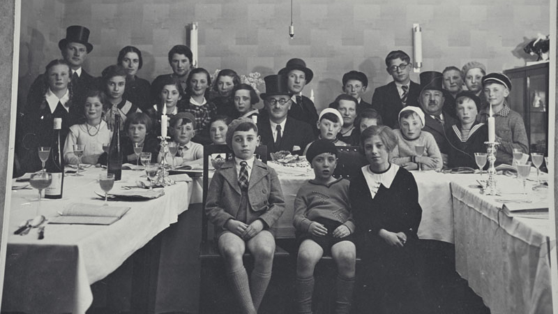 סדר פסח בבית משפחת בריל 1934 (צילום: Center for Jewish History, NYC/ flicker).