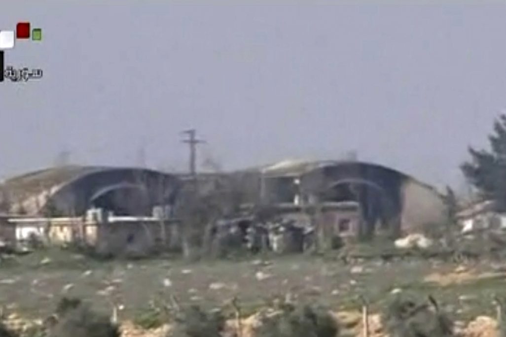 בסיס חיל האוויר הסורי שהופצץ ע״י כוחות צבא ארה״ב (צילום: Syrian government TV, via AP, File)
