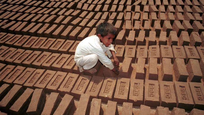ילד הופך לבנים במפעל ייצור בפקיסטן (צילום ארכיון: AP Photo/B.K. Bangash).