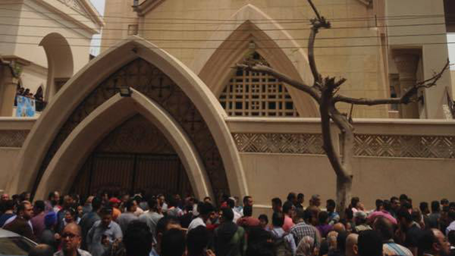 אנשים מתאספים מחוץ לכנסייה בה התרחש הפיצוץ (צילום: AP Photo/Ahmed Hatem).