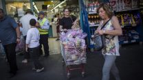 אנשים בכניסה לסופרמקרט (צילום: הדס פרוש/ פלאש 90).