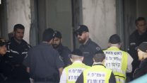 אנשי זק"א ומשטרה בזירה באתר הבניין בו נמצאה גופת האישה (צילום: פלאש 90).