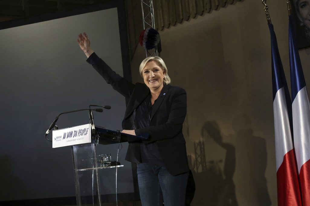 המועמדת לנשיאות צרפת, מארין לה-פן, מנופפת לקהל בכנס בחירות. (צילום: AP Photo/Thibault Camus).