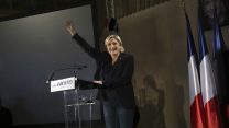 המועמדת לנשיאות צרפת, מארין לה-פן, מנופפת לקהל בכנס בחירות. (צילום: AP Photo/Thibault Camus).