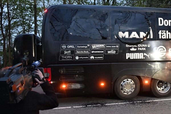 נזקי הפיצוץ על האוטובוס של קבוצת דורטמונד (צילום: AP Photo/Martin Meissner)
